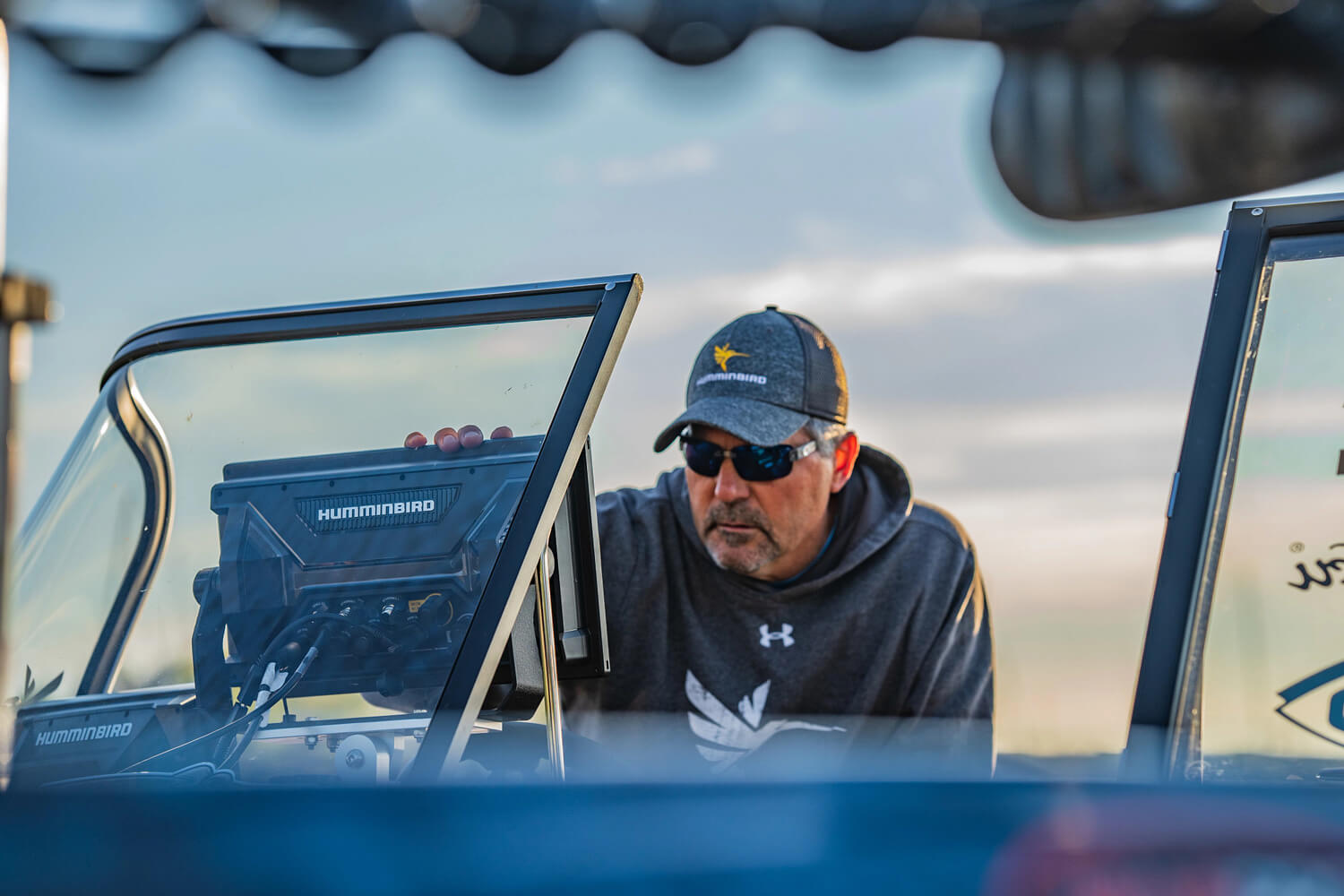 Photo d'action d'un chasseur de poissons à l'oiseau-mouche